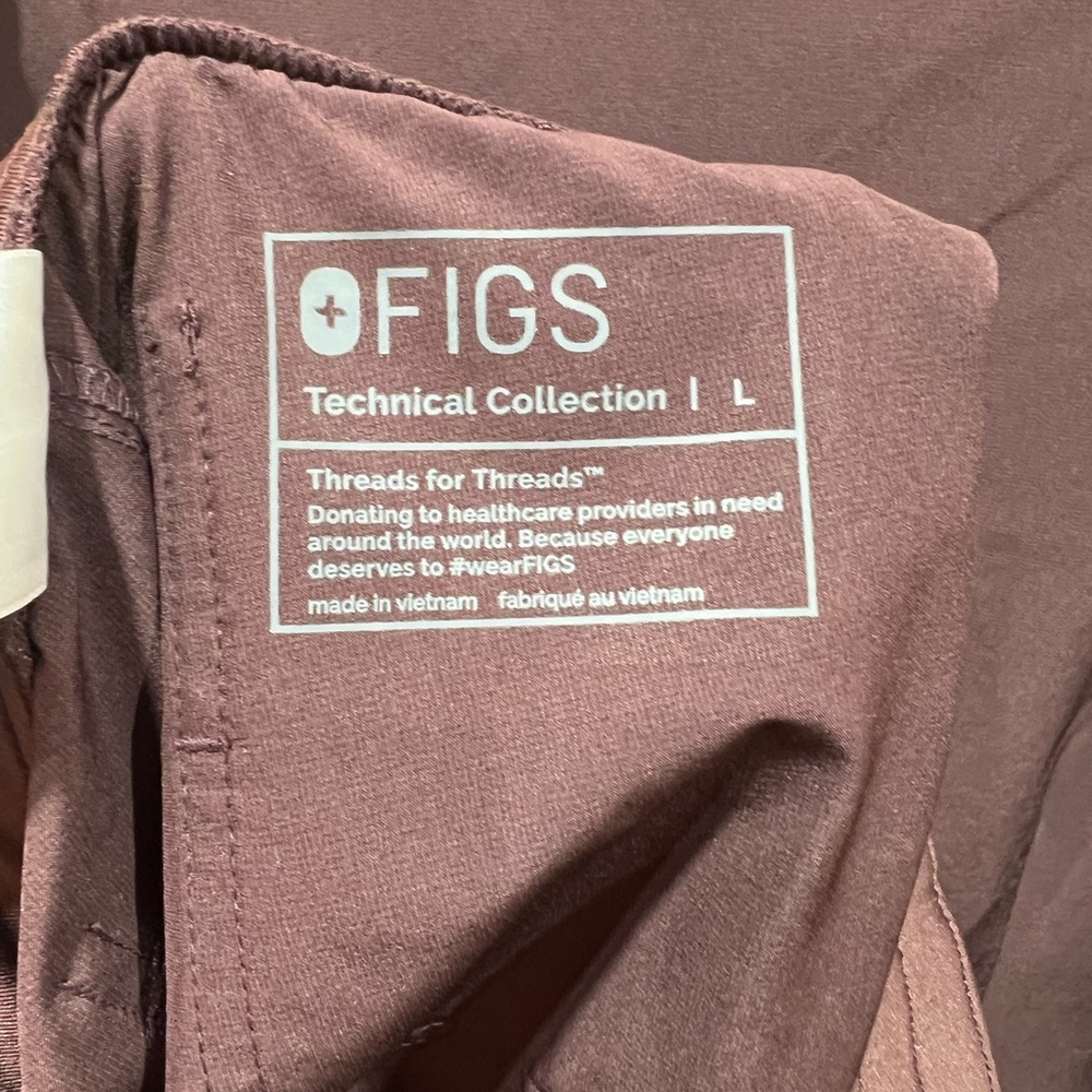Color is FIG! Figs scrub set - FreeX - Catarina top (M) Zamora bottoms (L) - Picture 10 of 13